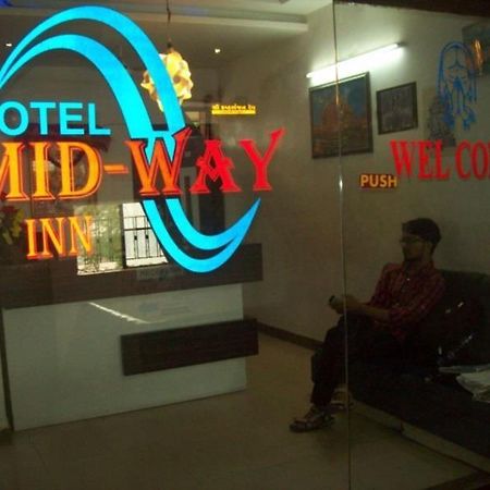 Hotel Mid - Way Inn Гандинагар Екстериор снимка