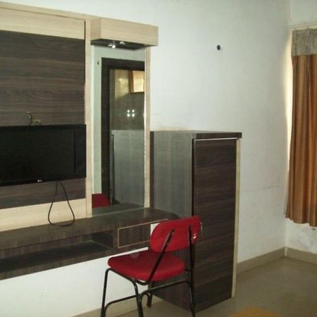 Hotel Mid - Way Inn Гандинагар Екстериор снимка