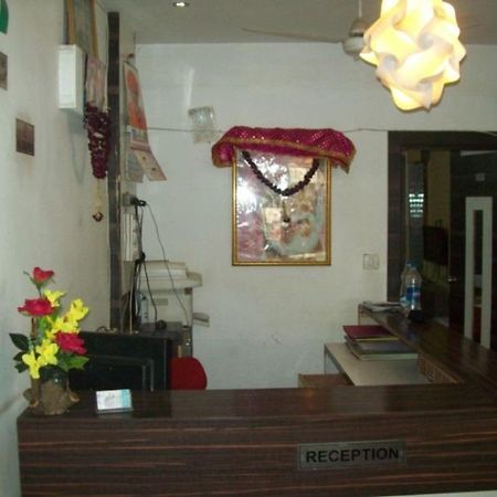 Hotel Mid - Way Inn Гандинагар Екстериор снимка